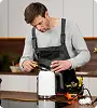 timmerman die houten meubels maakt met gereedschap, die houtbewerking, ambacht en op maat gemaakte meubelproductie vertegenwoordigt