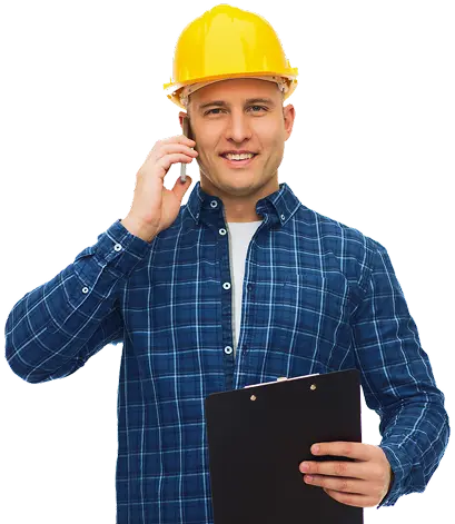 bouwvakker met veiligheidshelm die een clipboard vasthoudt en aan de telefoon praat, die bouwinspectie, projectmanagement en professionele reparatiediensten vertegenwoordigt