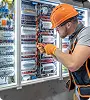 elektricien die aan een elektrisch paneel met draden werkt, die elektrisch onderhoud, reparatiediensten en professionele installatiewerkzaamheden vertegenwoordigt